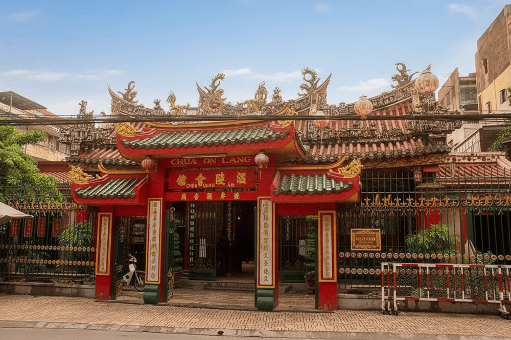 Hội quán Ôn Lăng cũng là công trình mang đậm nét kiến trúc Trung Hoa gần chùa Bà Thiên Hậu